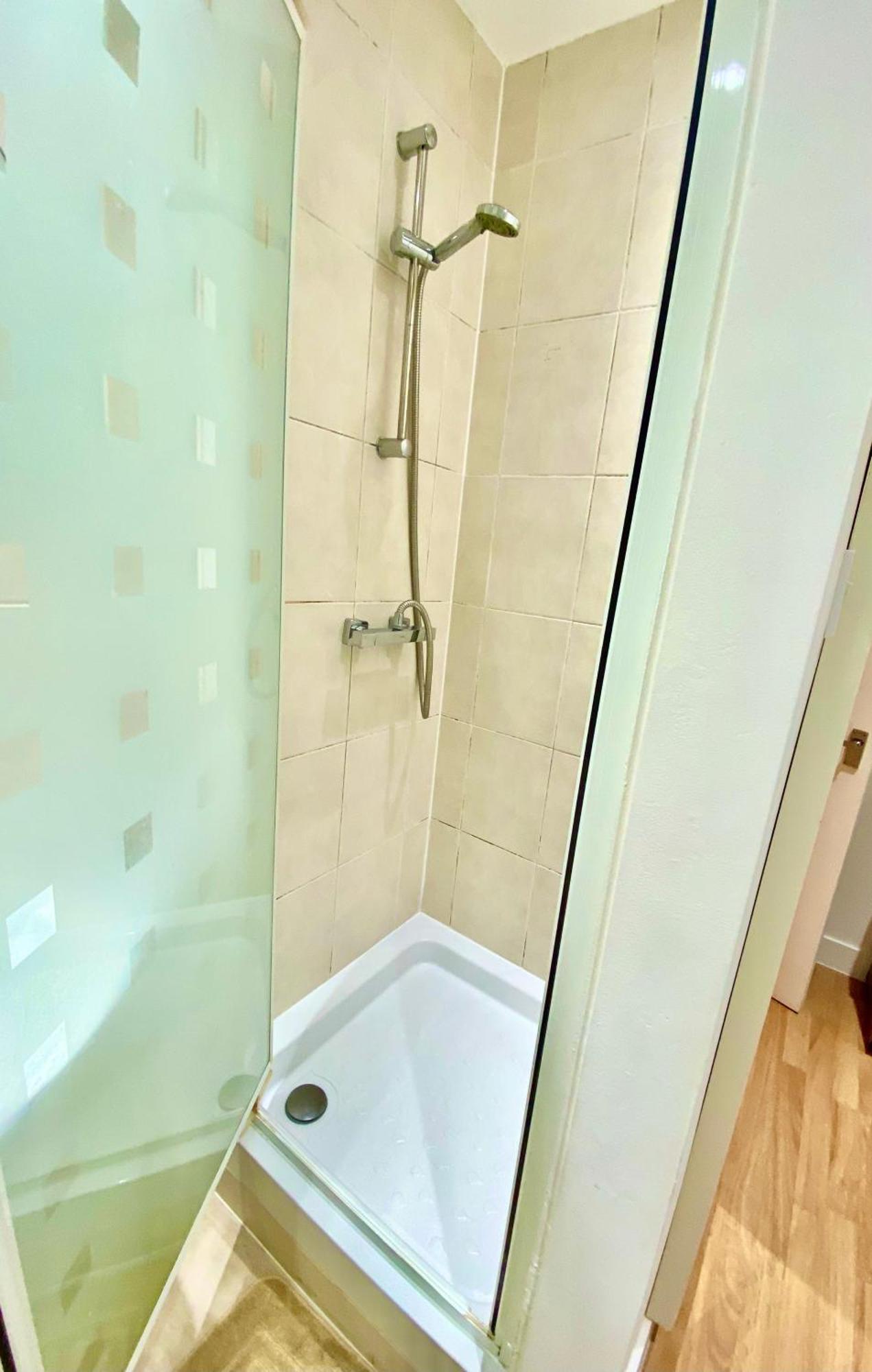 One Bedroom Flat Queen's Park Station * Londres