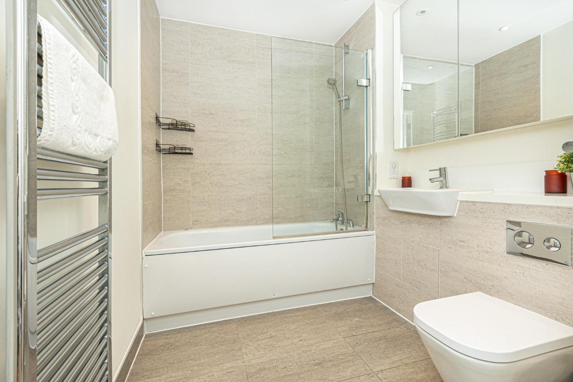 Modern New 2br Flat Wbalcony In Peaceful Brixton *
