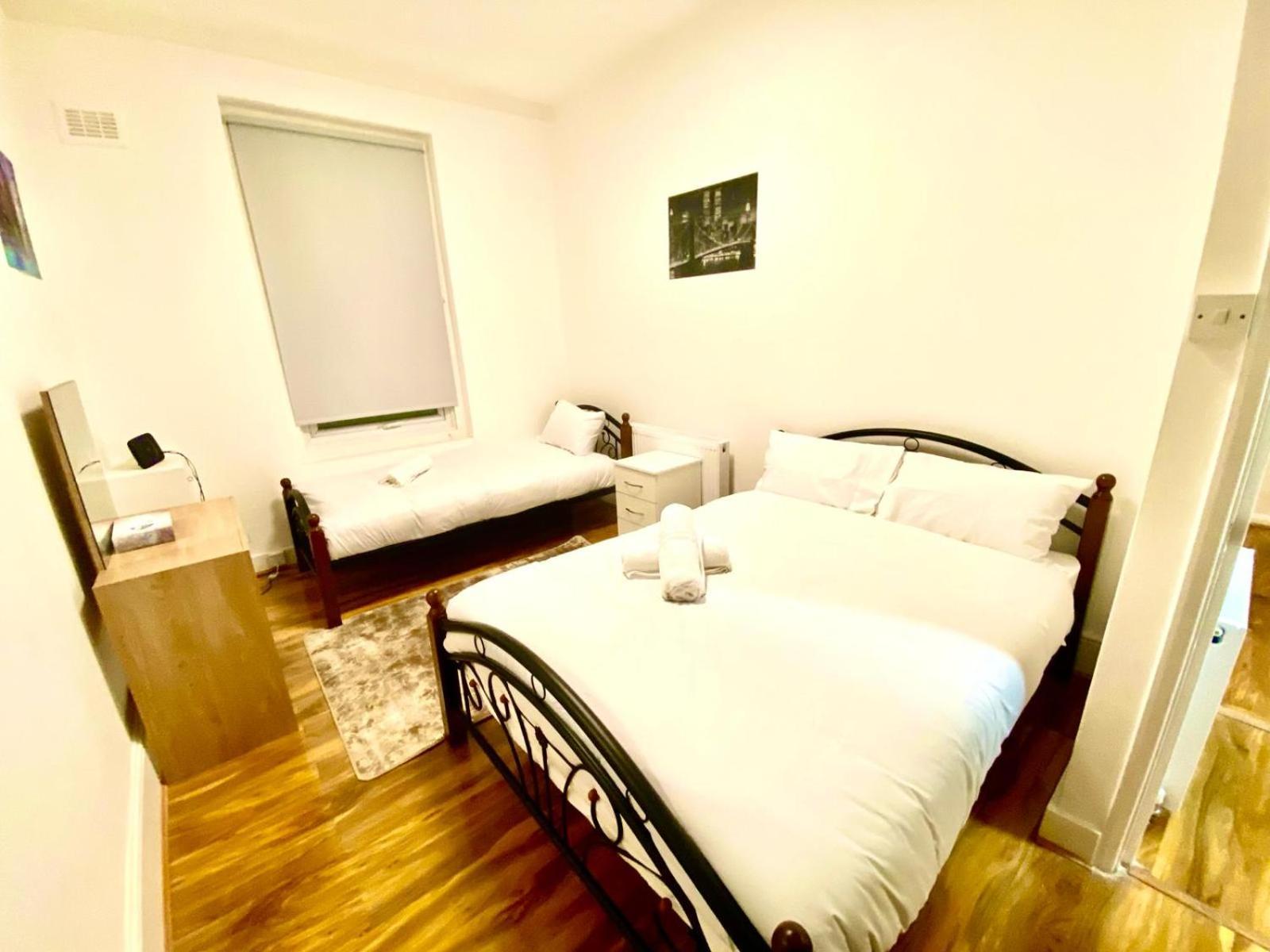 Beautiful Two Bedroom Flat With Free Car Park In Apartamento