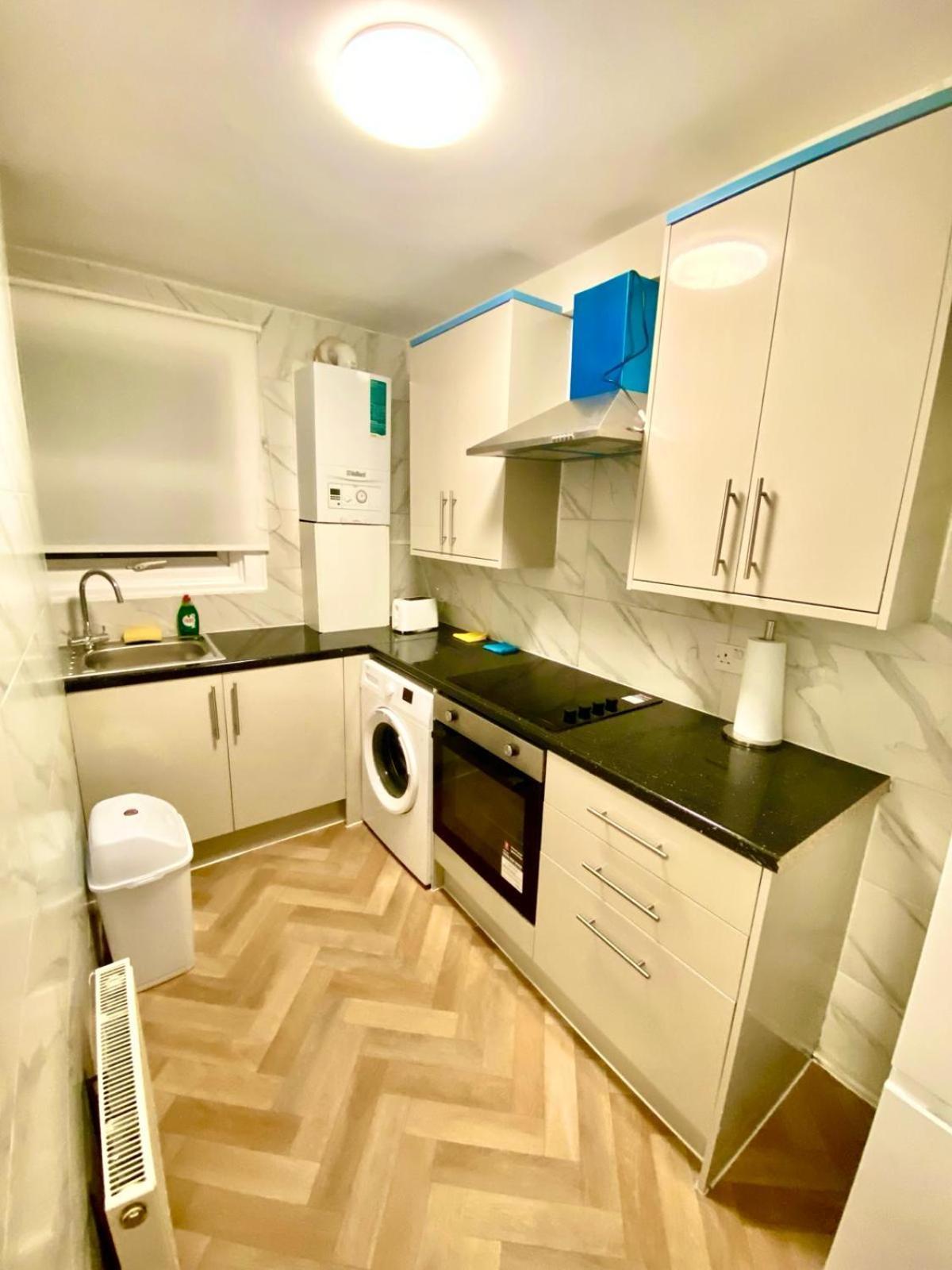 Beautiful Two Bedroom Flat With Free Car Park In Apartamento