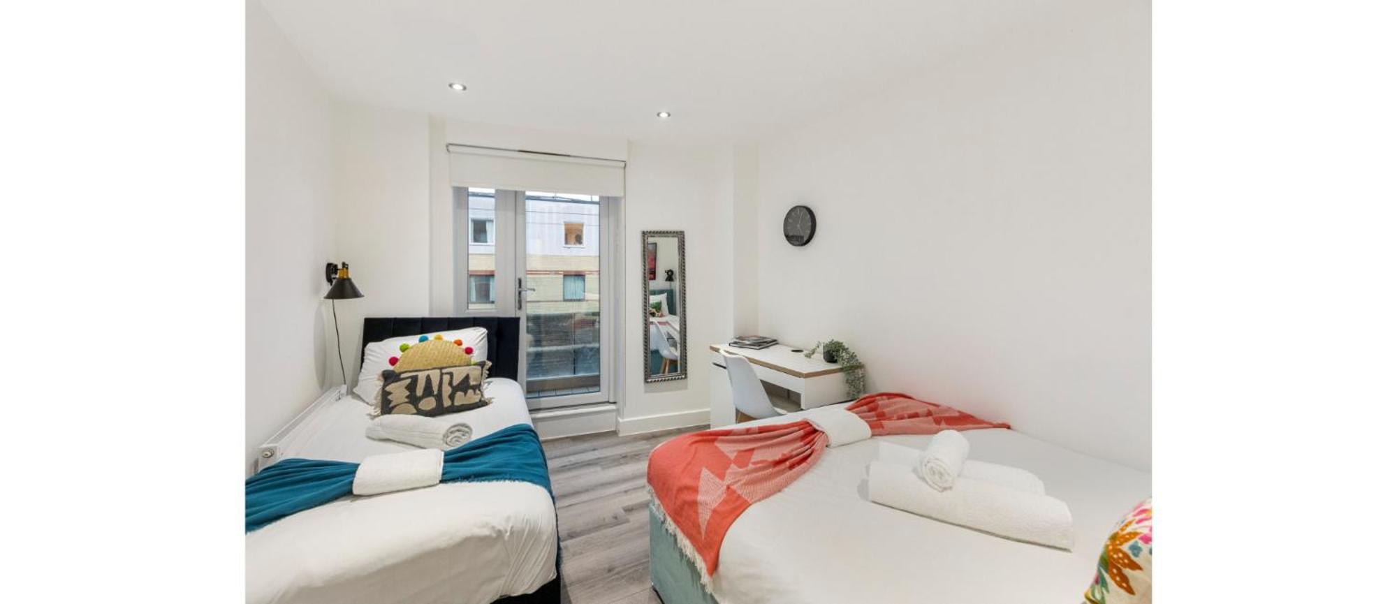 A Splash Of Color: Spacious & Funky 3-br Flat Appartement Londres