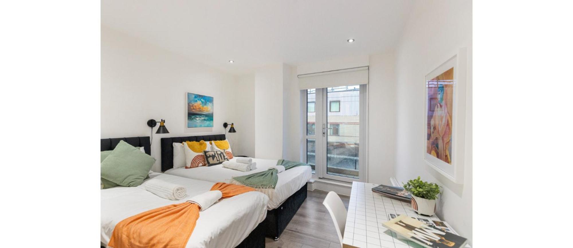 Appartement A Splash Of Color: Spacious & Funky 3-br Flat *