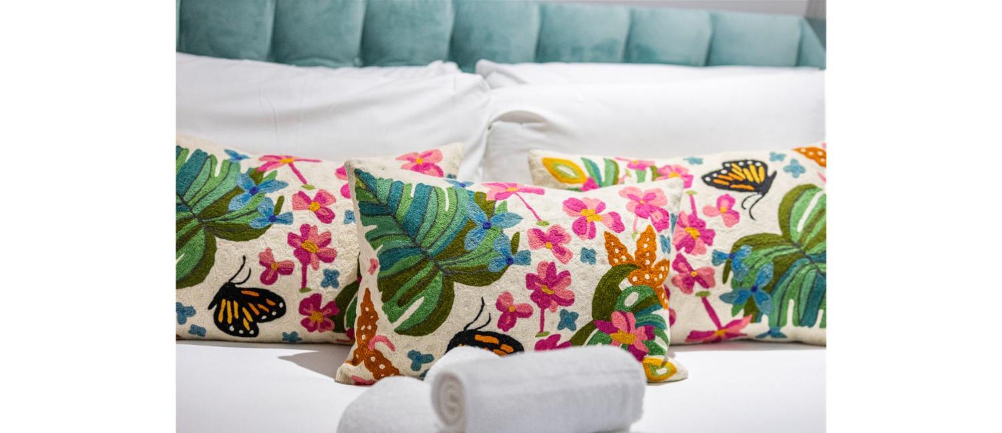 A Splash Of Color: Spacious & Funky 3-br Flat Appartement