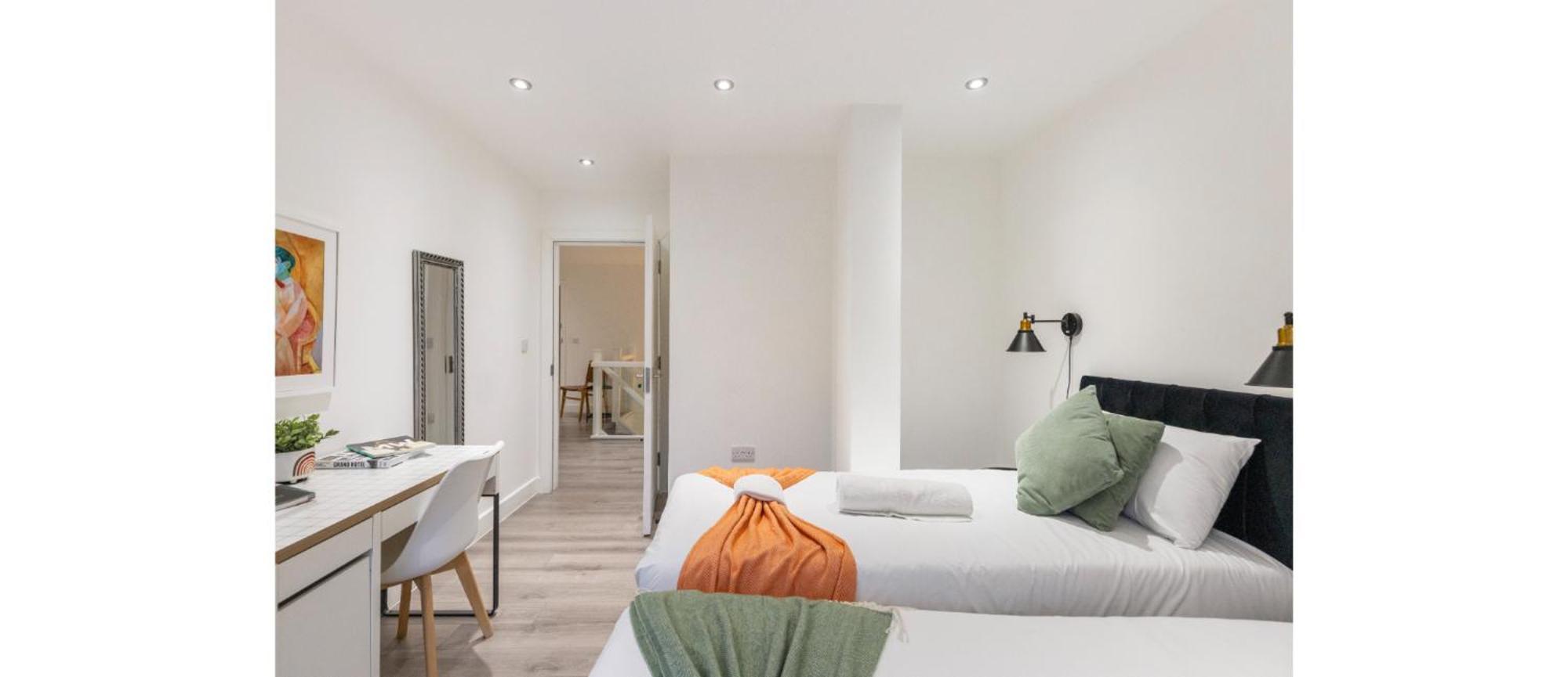 A Splash Of Color: Spacious & Funky 3-br Flat Appartement *