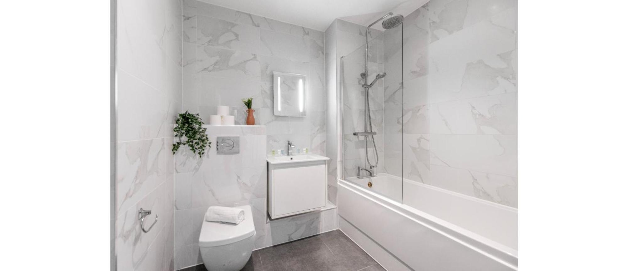 A Splash Of Color: Spacious & Funky 3-br Flat Appartement *