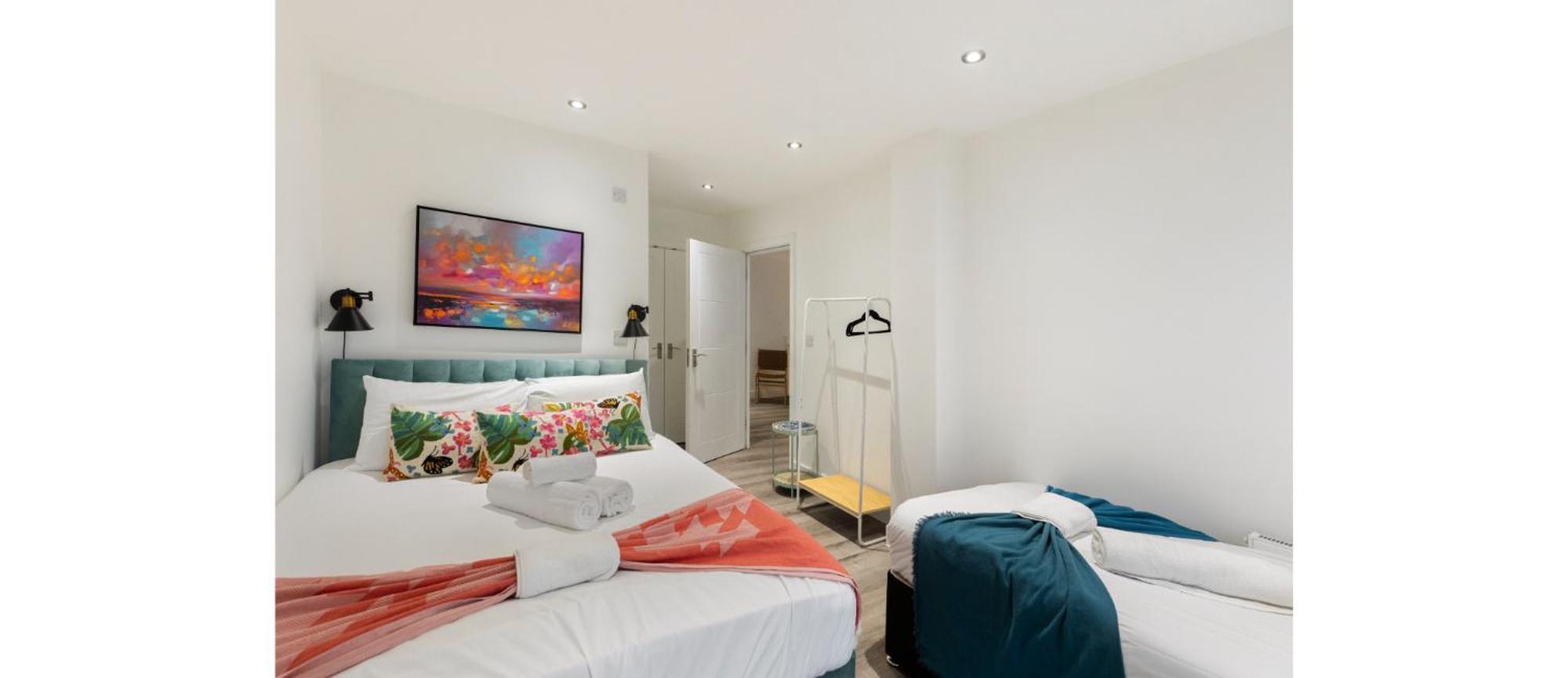 A Splash Of Color: Spacious & Funky 3-br Flat Londres