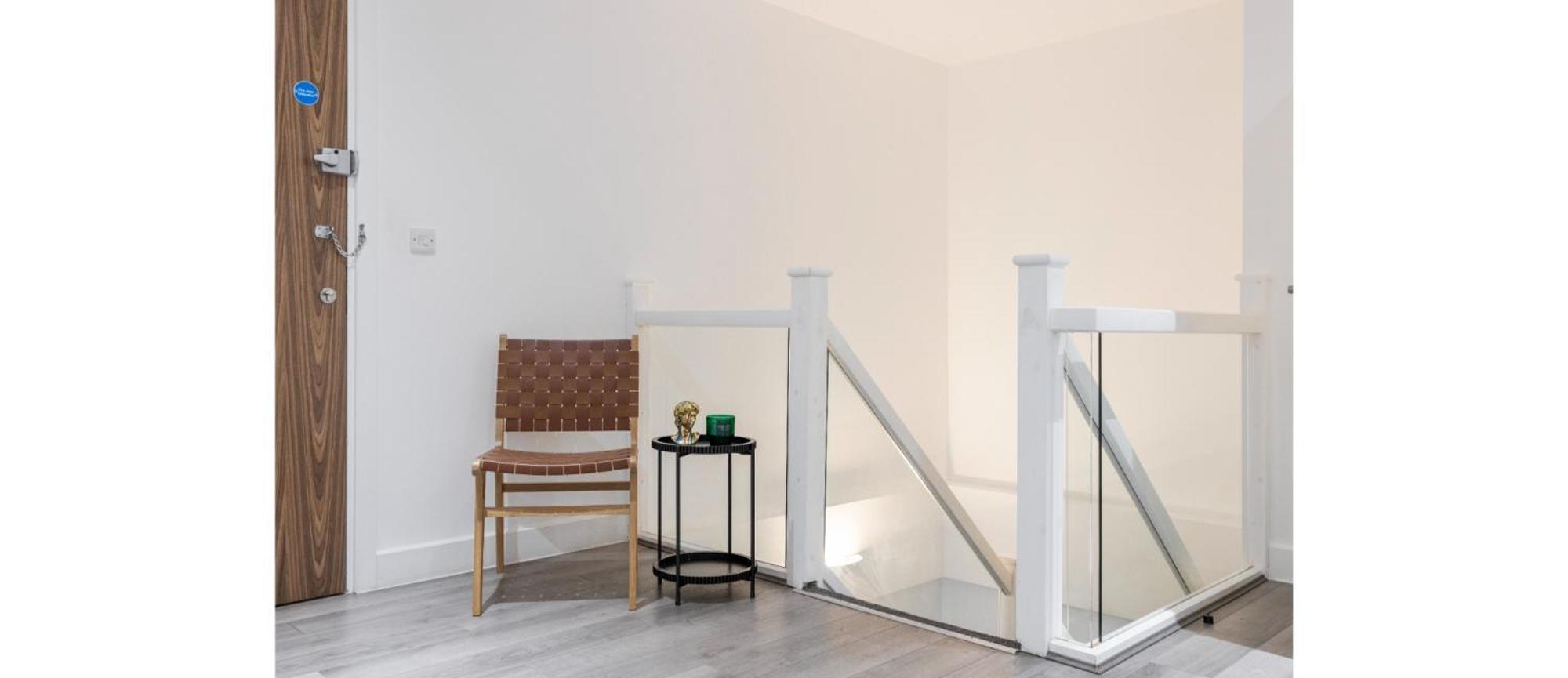 A Splash Of Color: Spacious & Funky 3-br Flat Appartement