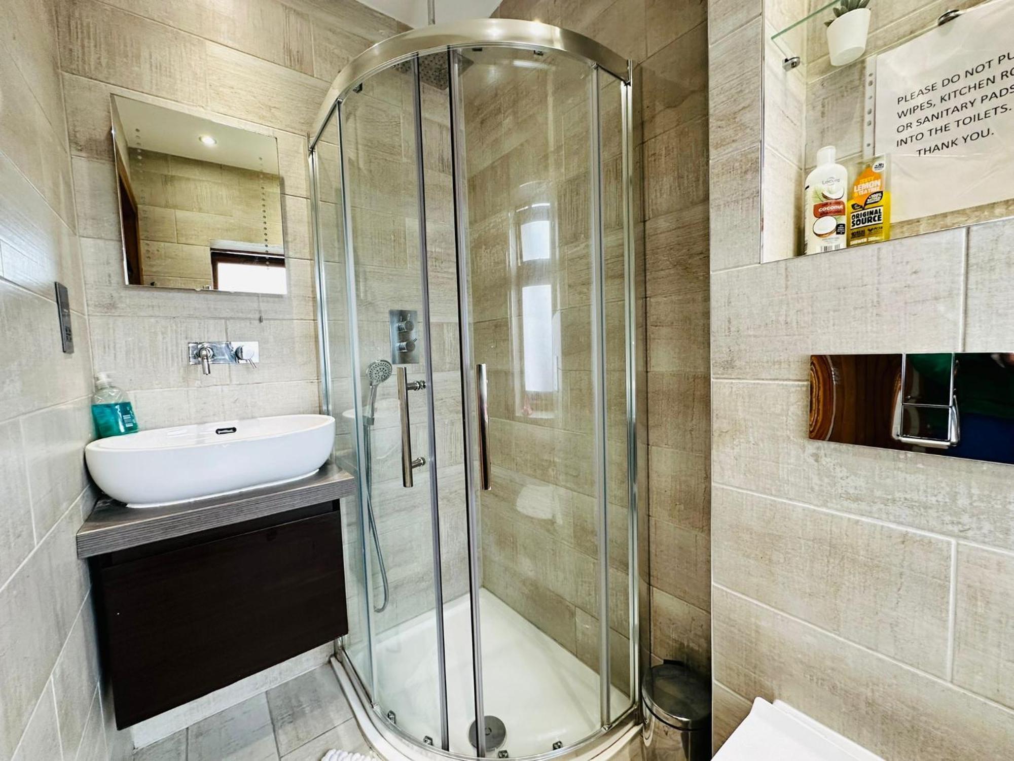 Spacious 6 Bed In Wembly, Appartement