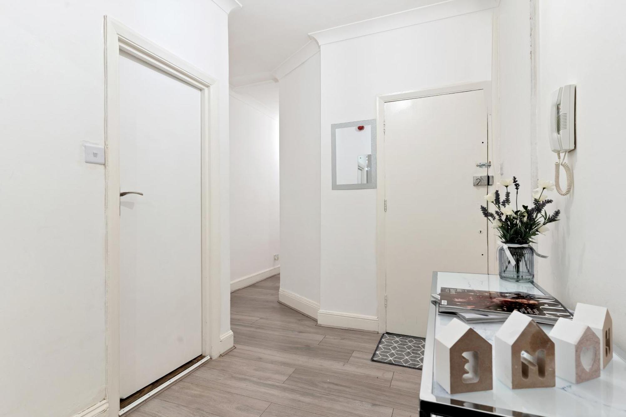 Stylish 2 Bed Near