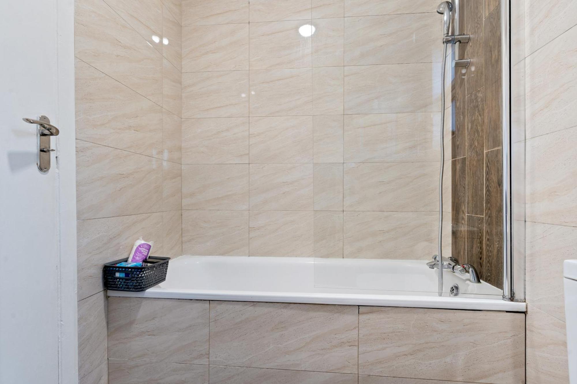 Stylish 2 Bed Near