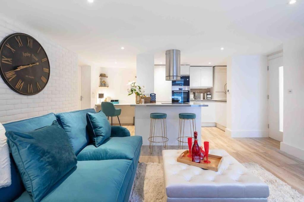 Apartamento Luxury 2 Bedroom With Private Terrace & Parking - Wanstead, Escape In Londres