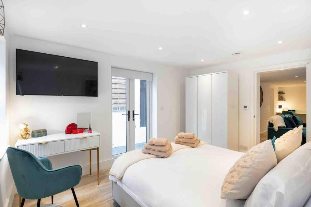 Luxury 2 Bedroom With Private Terrace & Parking - Wanstead, Escape In Apartamento *