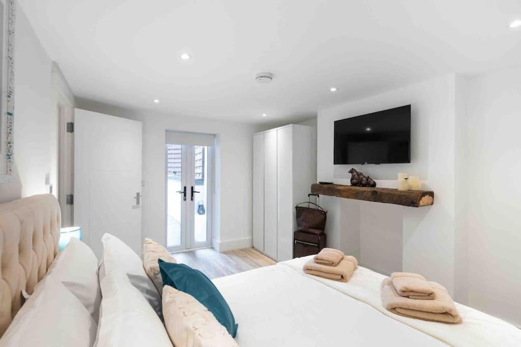 Luxury 2 Bedroom With Private Terrace & Parking - Wanstead, Escape In Apartamento *