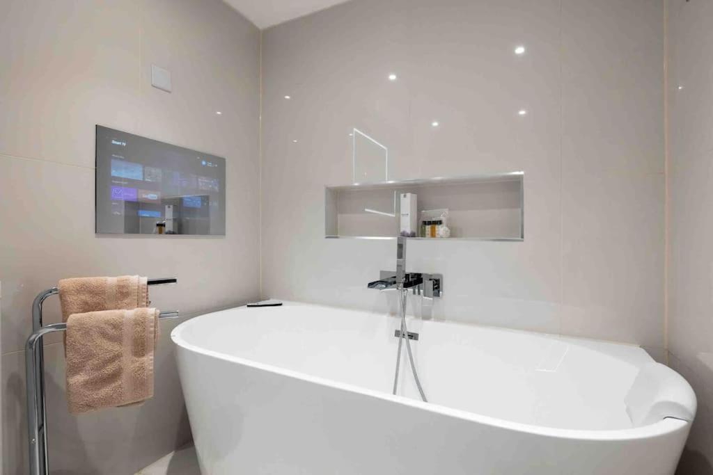 Luxury 2 Bedroom With Private Terrace & Parking - Wanstead, Escape In Londres