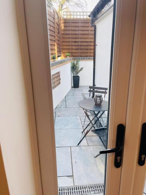 Luxury 2 Bedroom With Private Terrace & Parking - Wanstead, Escape In * Londres
