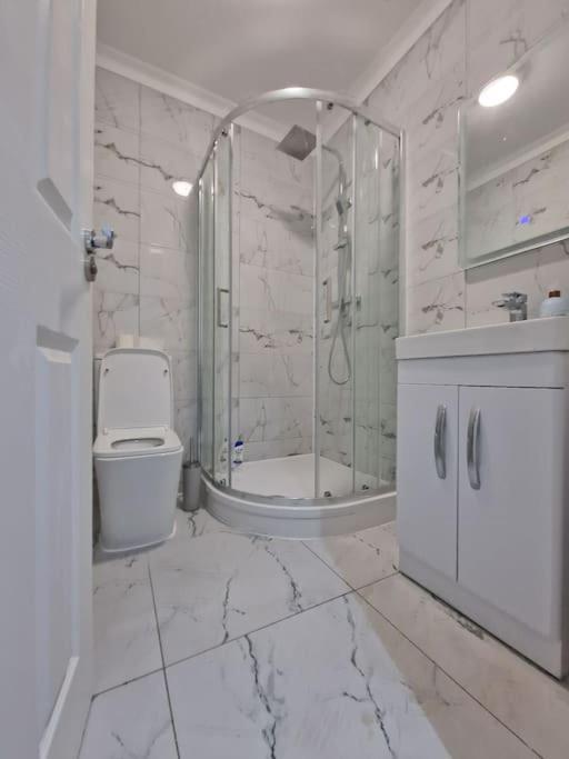 Modern Flat On Lea Bridge Road. Apartamento Londres