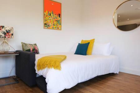 Apartment Modern One Bedroom In Ealing Common London