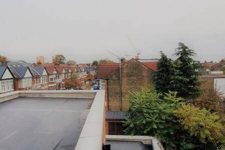 Modern Ealing Common Duplex Londres