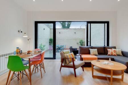 Modern Ealing With Large Private Patio *