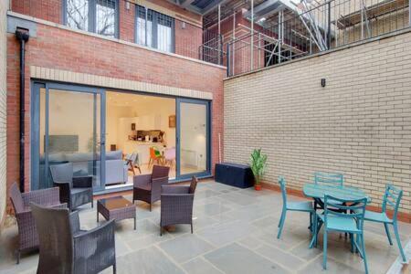 Apartment Modern Ealing With Large Private Patio