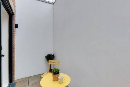 Modern Ealing With Large Private Patio Apartment London