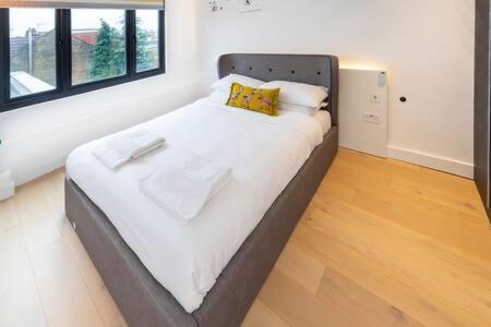 Modern Ealing Common Duplex Londres