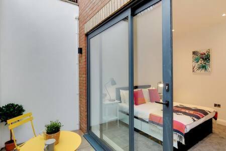 Modern Ealing With Large Private Patio Apartment
