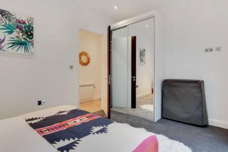 Apartment Modern Ealing With Large Private Patio