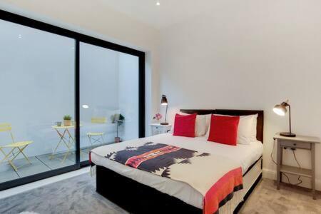 Modern Ealing With Large Private Patio