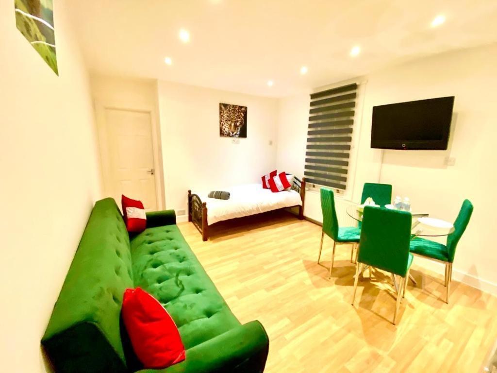 Apartamento One Bedroom Queen's Park In *