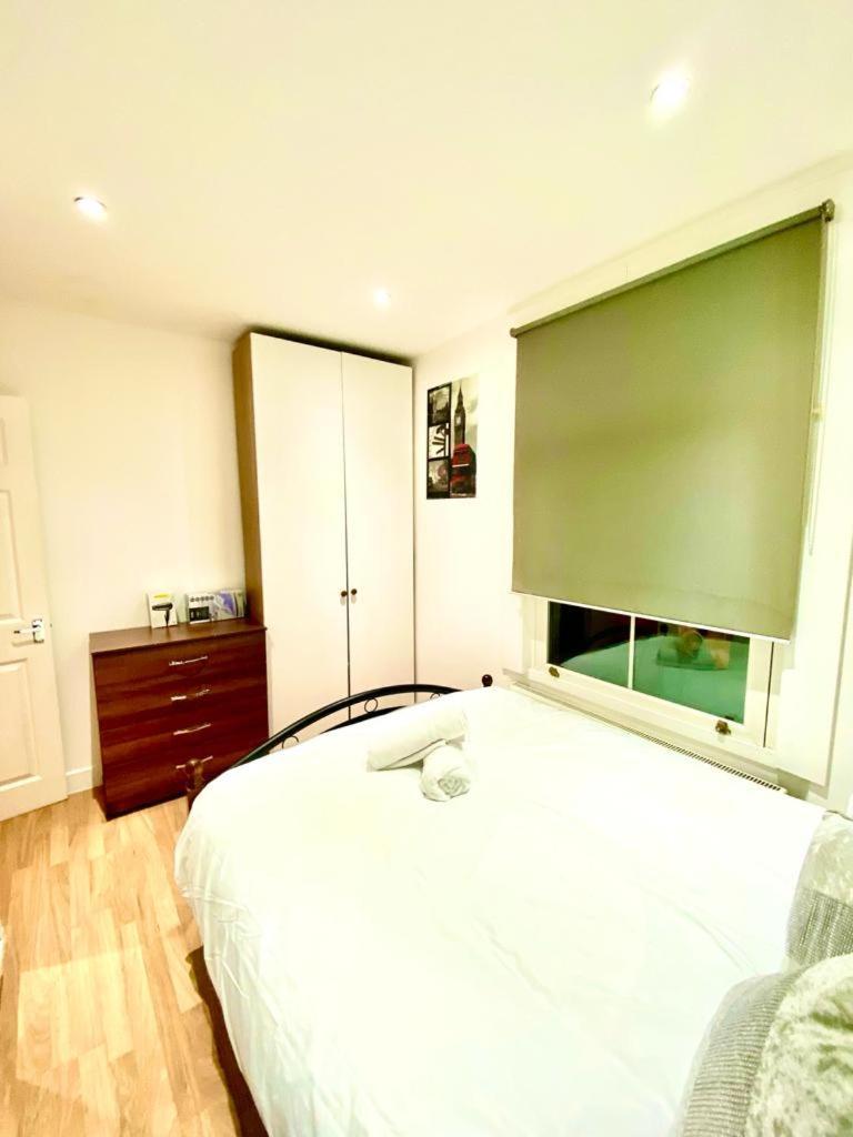 One Bedroom Queen's Park In Apartamento