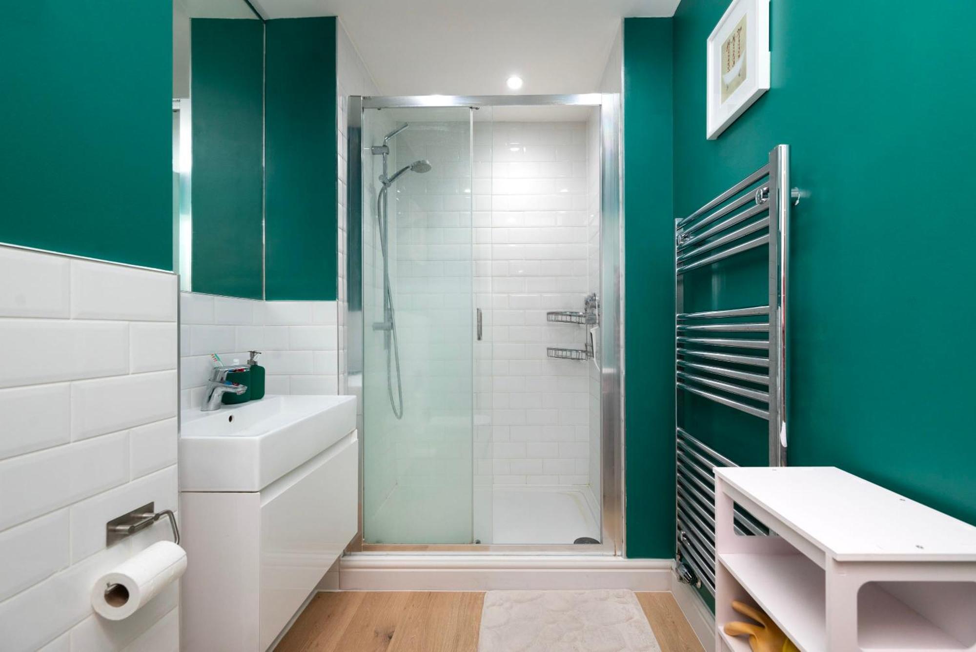 Chic City 1 Bedroom With Balcony Views