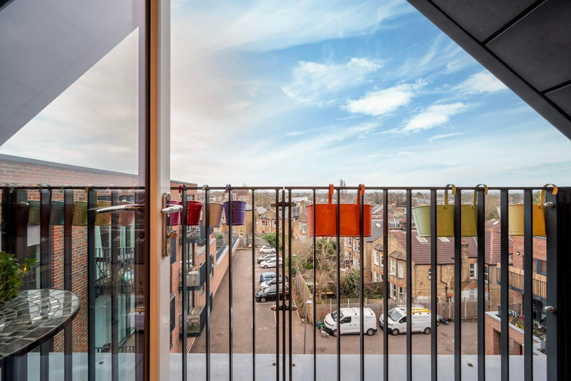 Chic City 1 Bedroom With Balcony Views Apartment *