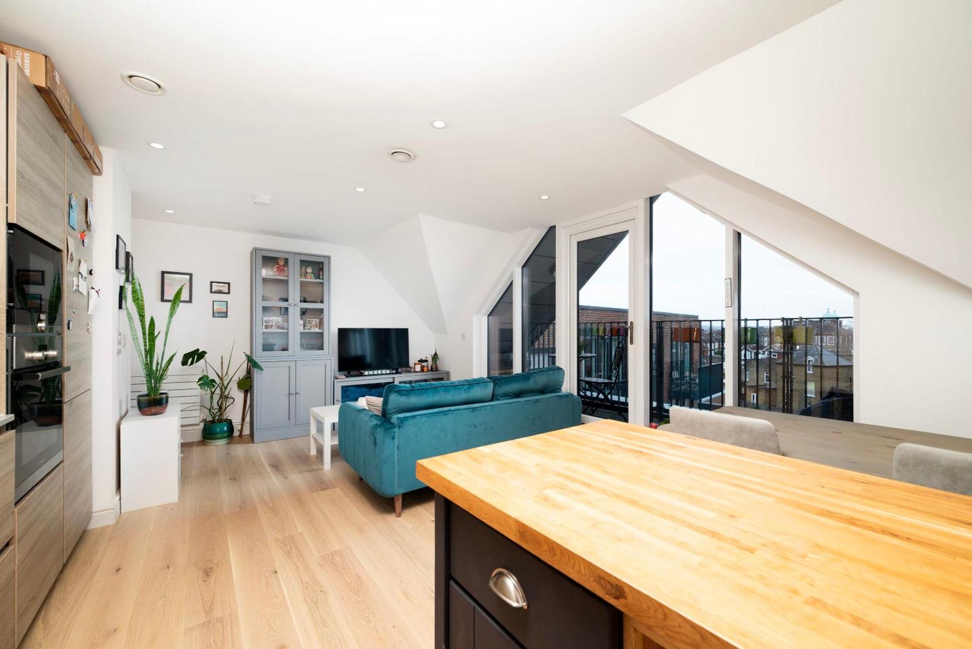 Chic City 1 Bedroom With Balcony Views Apartment