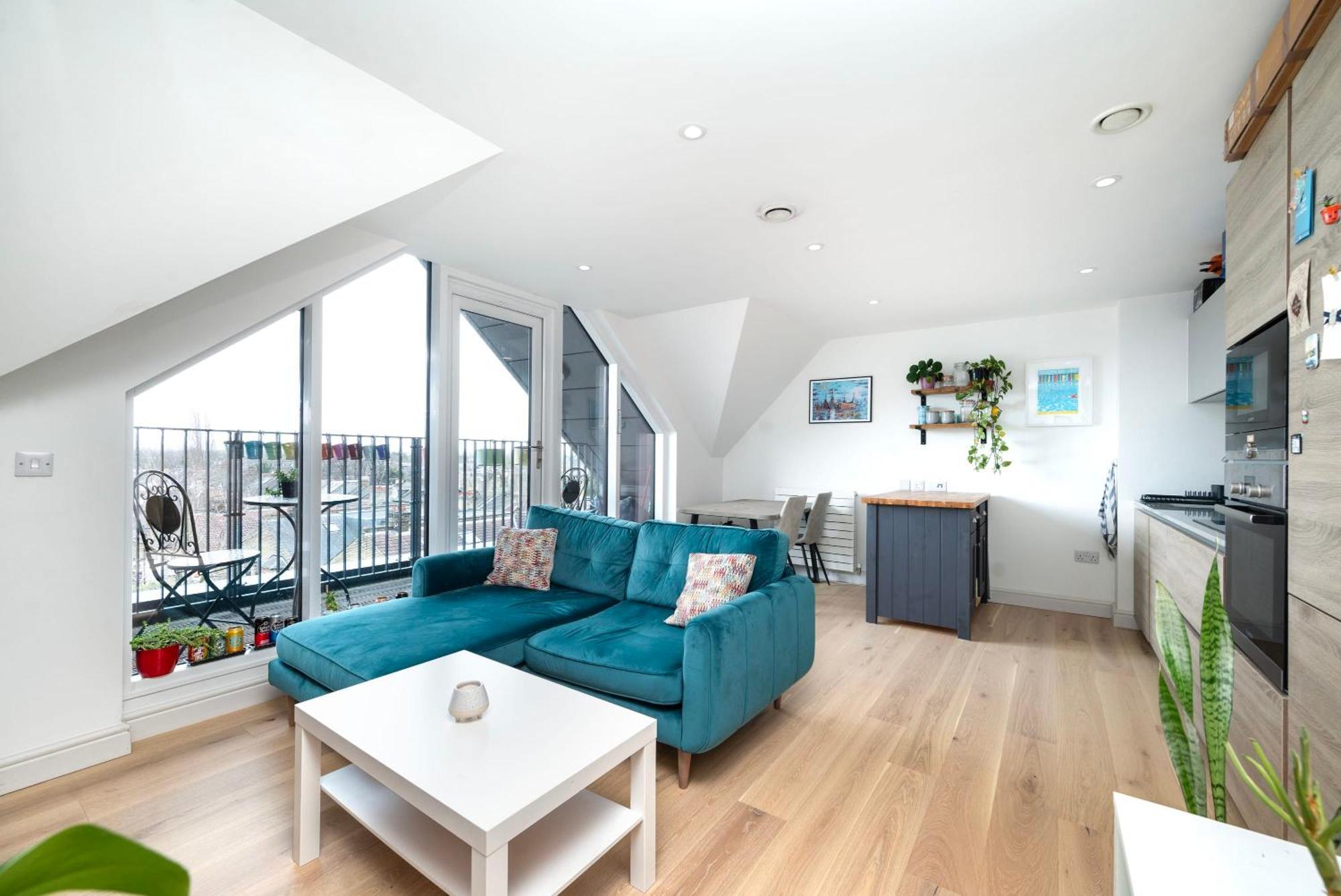 Chic City 1 Bedroom With Balcony Views *
