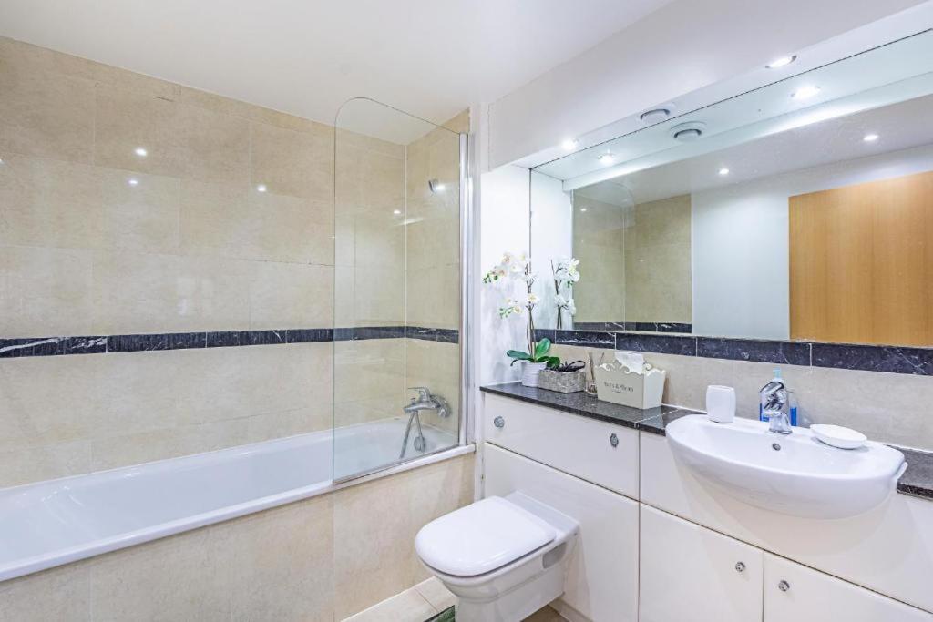 2&3 Bedrooms Near Excel - Modern Spacious For Larger Groups *