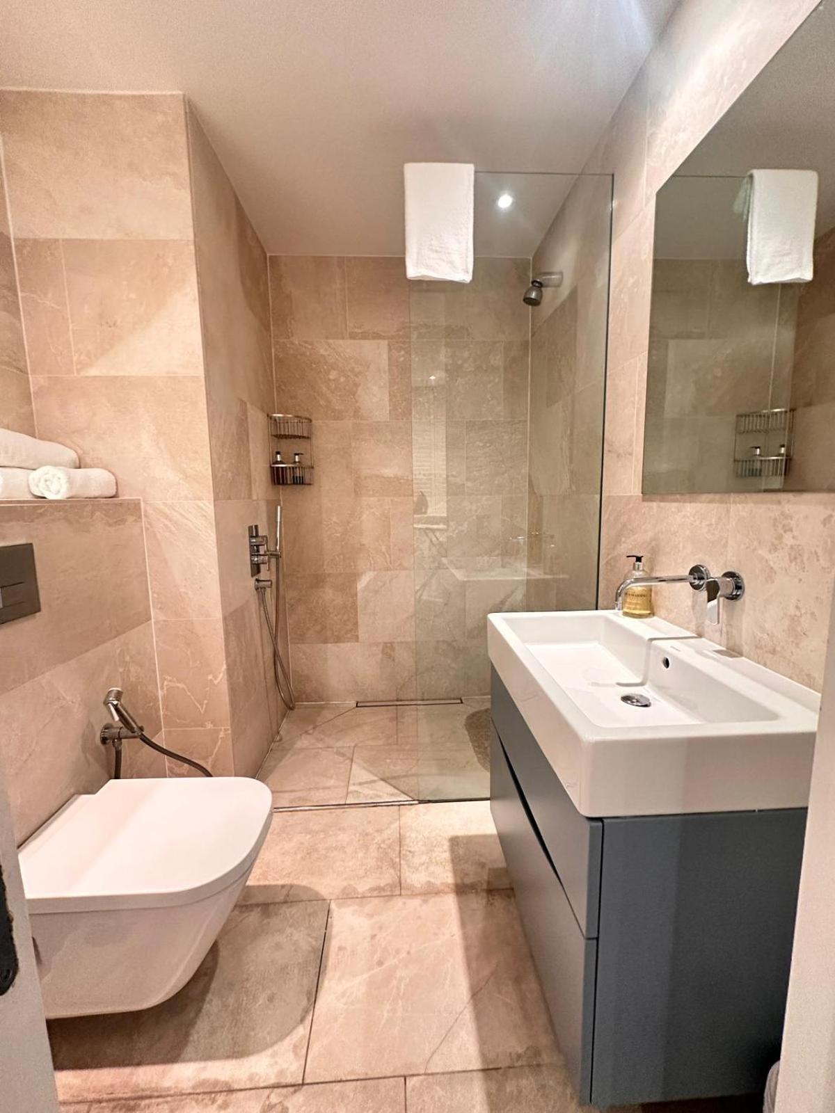 Spacious Flat - 2bhk Apartment London