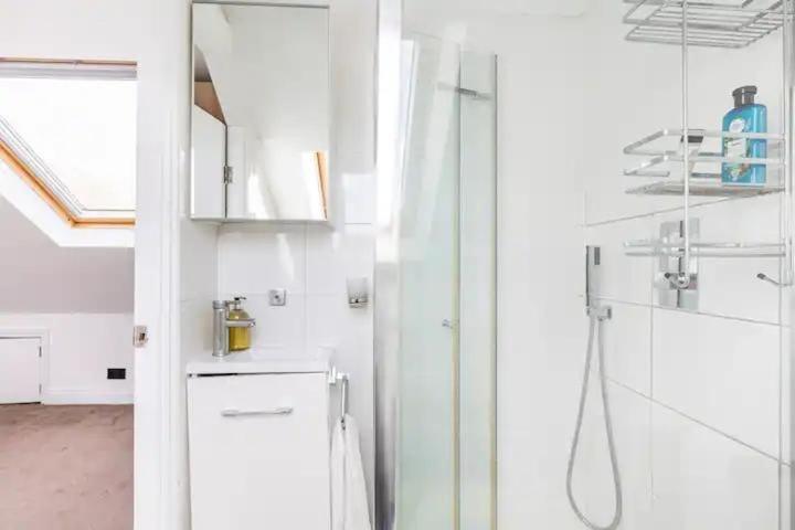3 Bedroom Townhouse 2min To Station, Sleeps 8 Londres