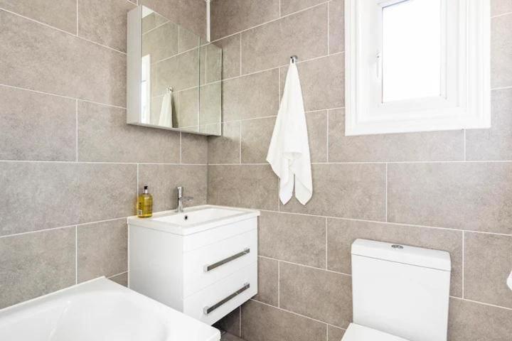 3 Bedroom Townhouse 2min To Station, Sleeps 8