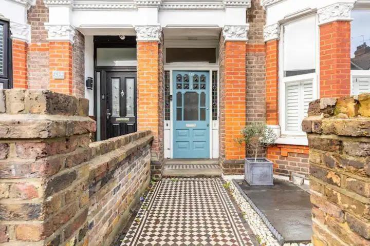 Apartamento 3 Bedroom Townhouse 2min To Station, Sleeps 8 Londres
