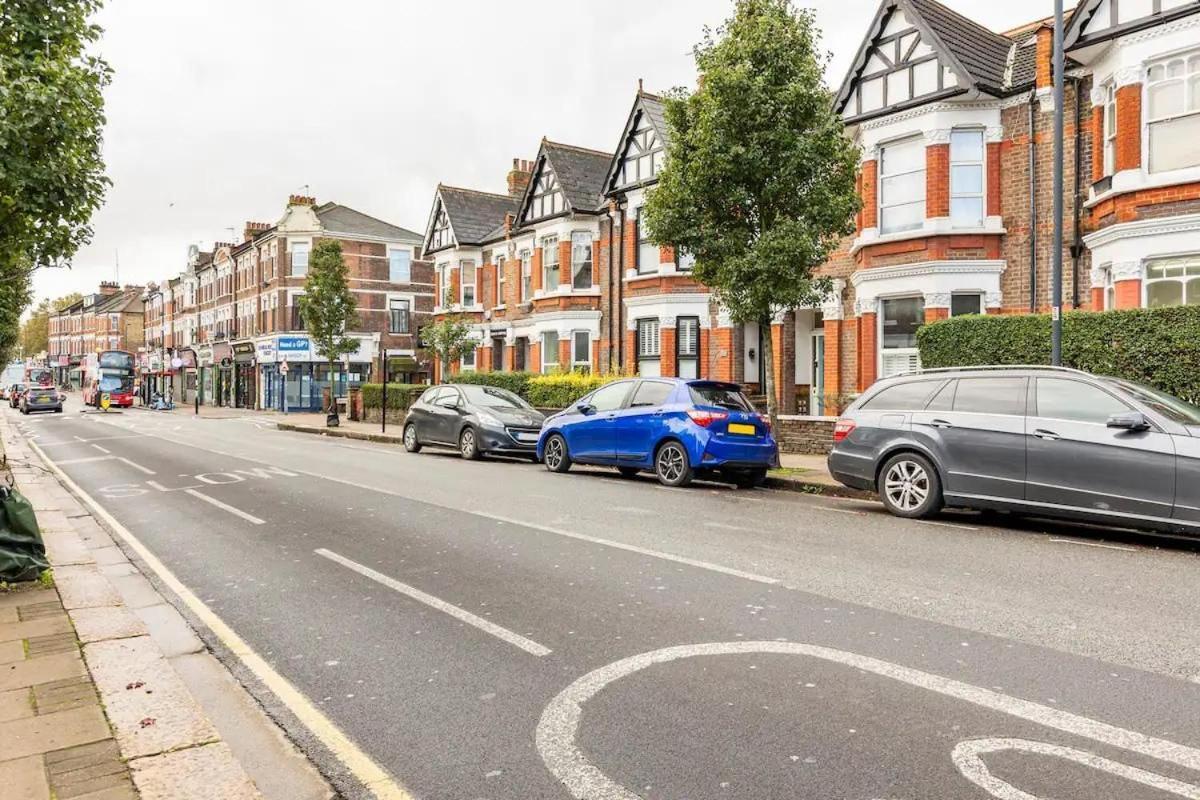3 Bedroom Townhouse 2min To Station, Sleeps 8