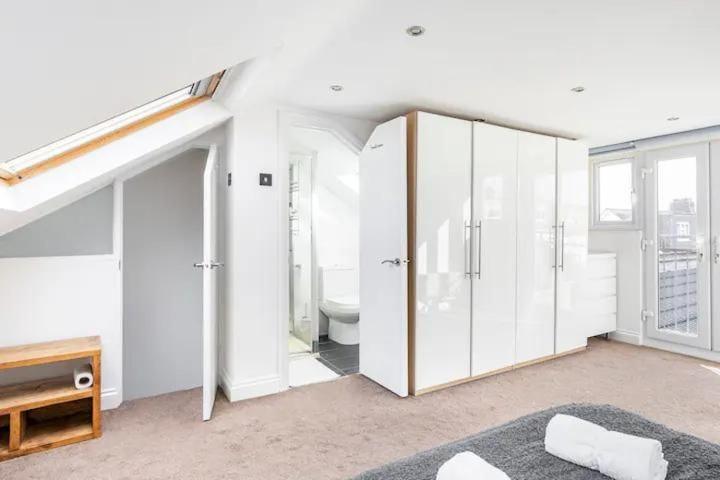 Apartamento 3 Bedroom Townhouse 2min To Station, Sleeps 8 Londres