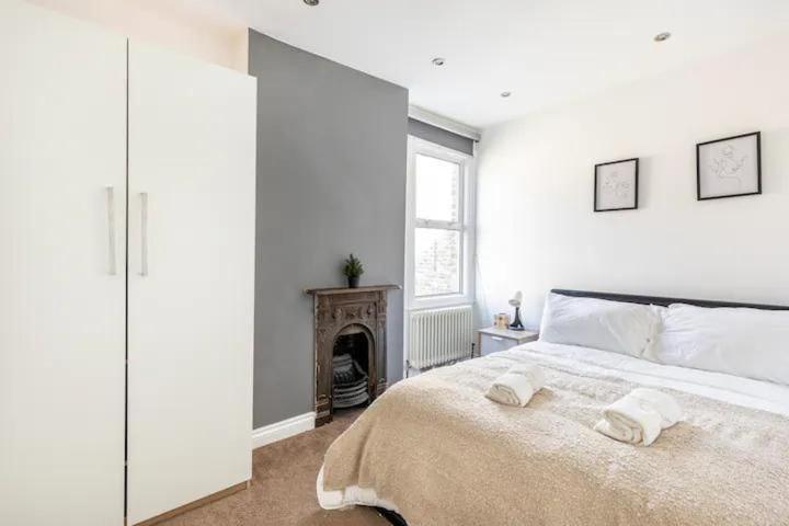 3 Bedroom Townhouse 2min To Station, Sleeps 8 Apartamento