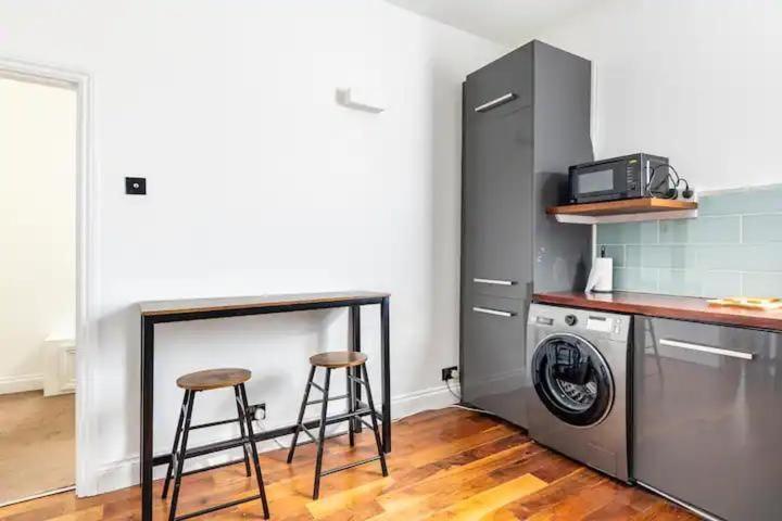 Apartamento 3 Bedroom Townhouse 2min To Station, Sleeps 8 Londres