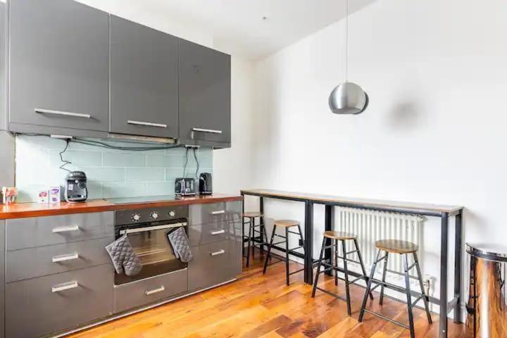 3 Bedroom Townhouse 2min To Station, Sleeps 8 *