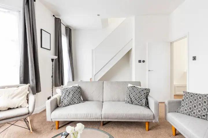 3 Bedroom Townhouse 2min To Station, Sleeps 8 Appartement