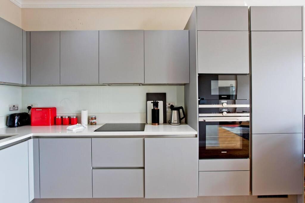 F7 Large 2bed Kensington *