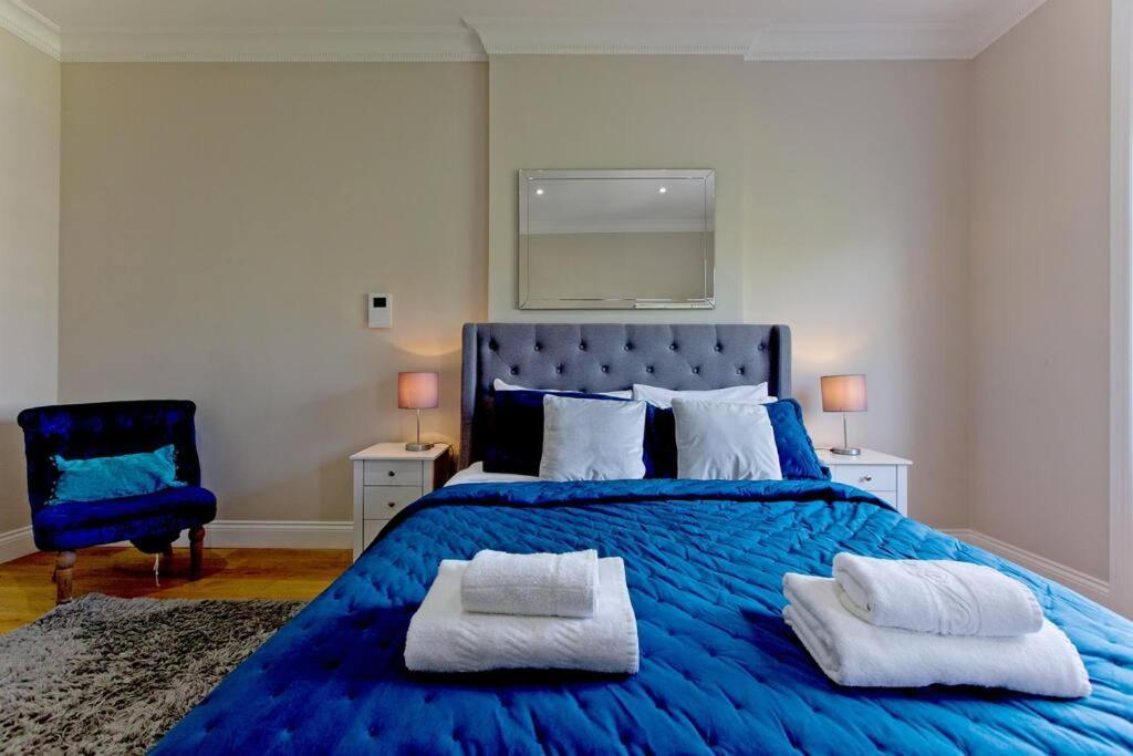 F7 Large 2bed Kensington