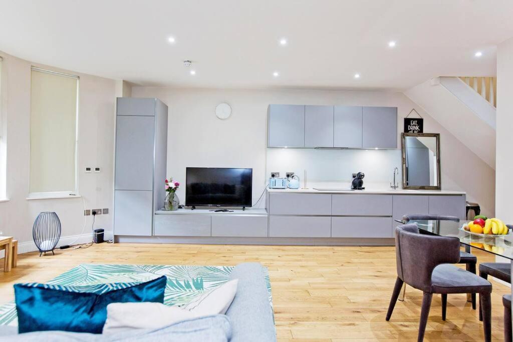F1 Outstanding 1 Bed Duplex Apartment