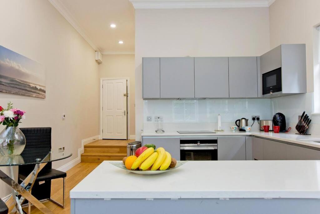 F3 Bright And Cheerful Studio *
